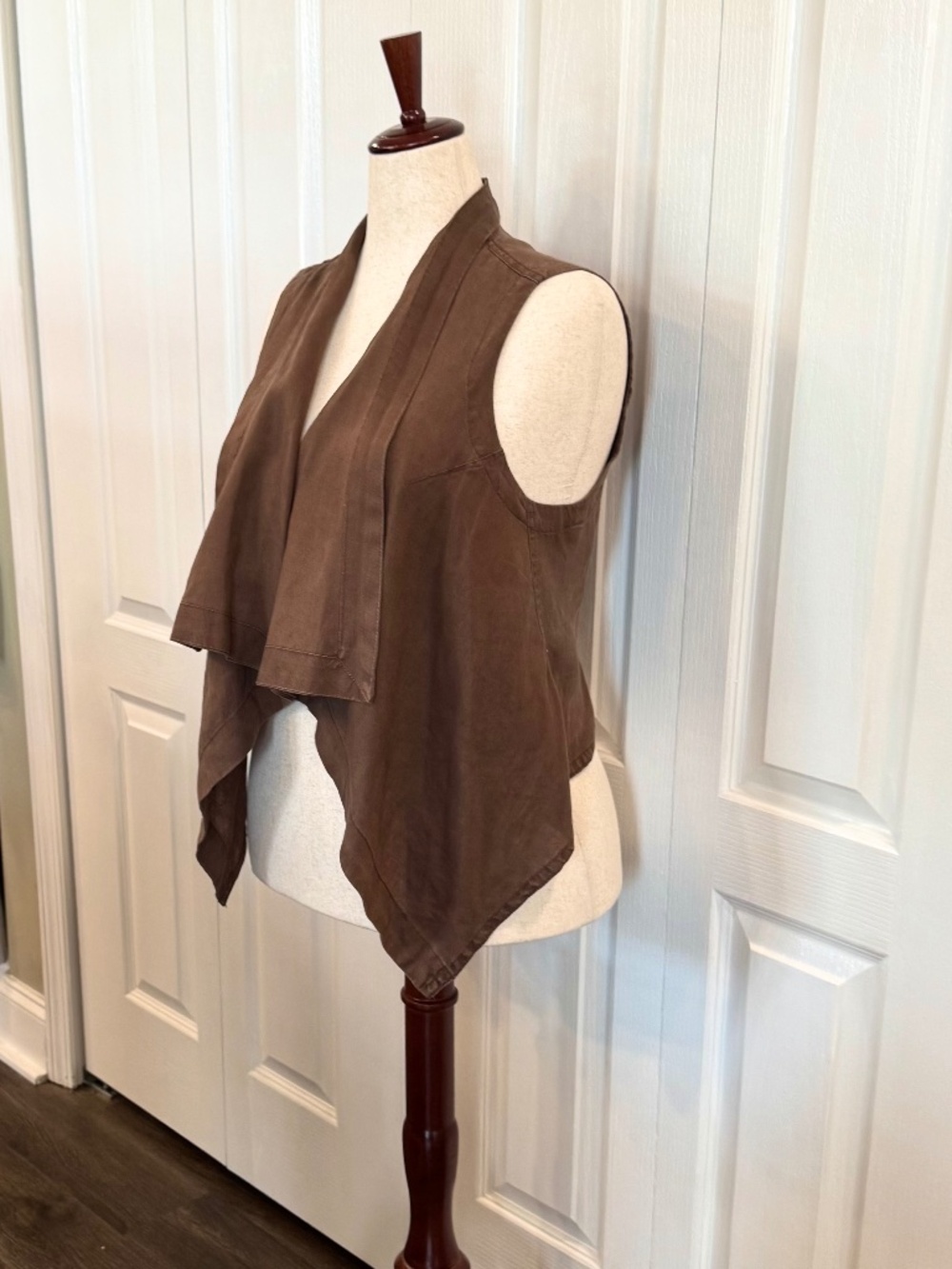 Woman's Size Large 100% Linen Vest by Calvin Klein, Unstructured, High-Low Hem